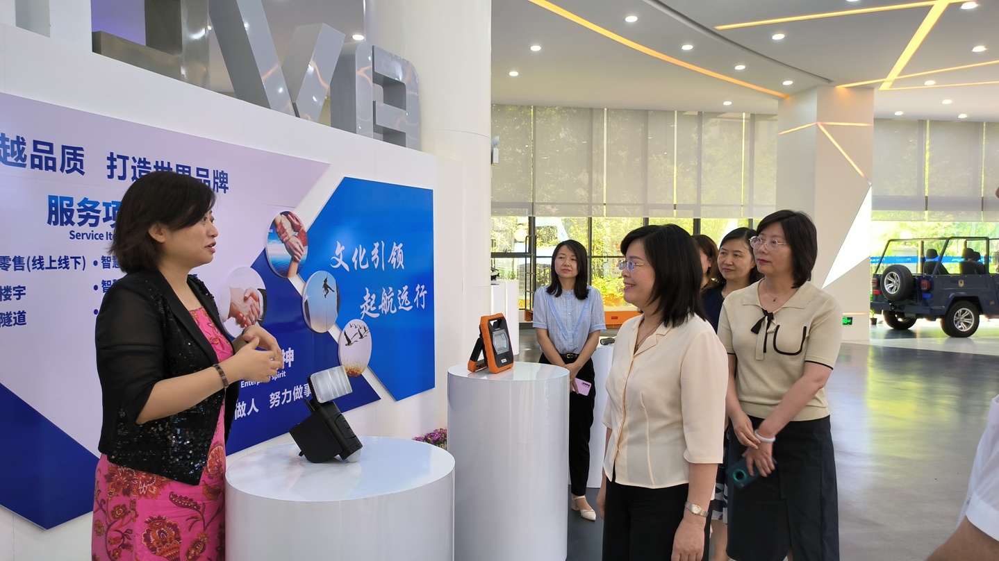 7月13日，省婦聯(lián)黨組書記、主席楊曉曼一行到全國巾幗建功先進(jìn)集體--成威科技調(diào)研3.jpg